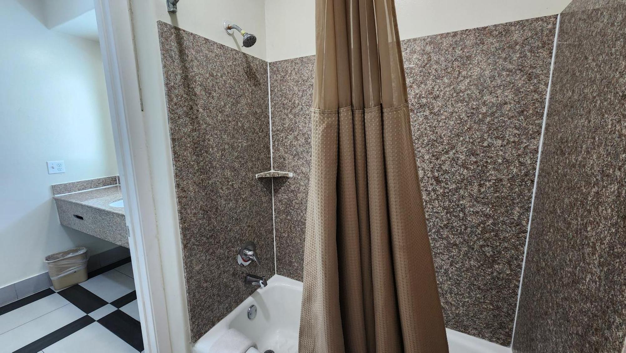 Scottish Inn & Suites Sam Houston Parkway المظهر الخارجي الصورة