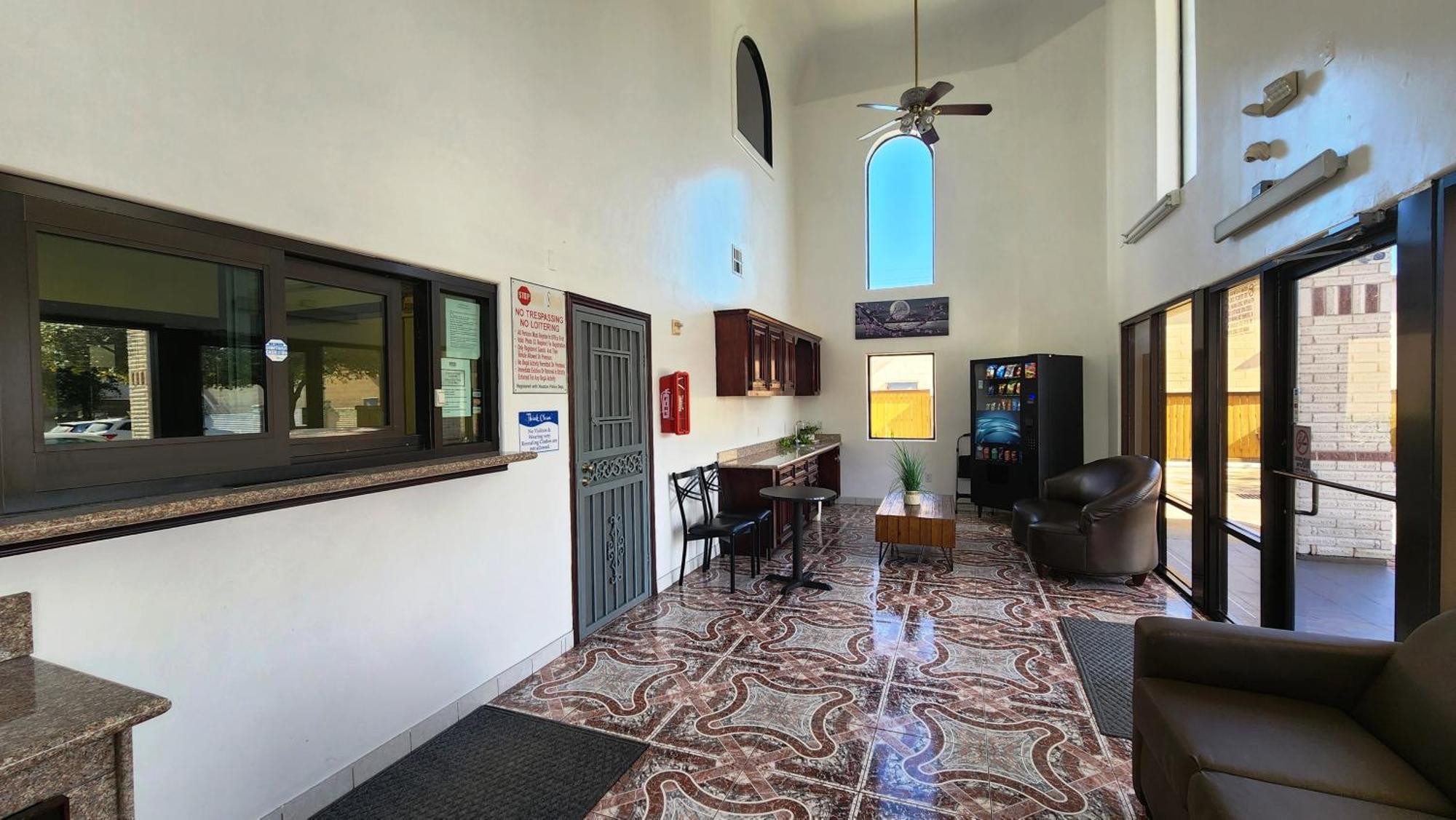 Scottish Inn & Suites Sam Houston Parkway المظهر الخارجي الصورة