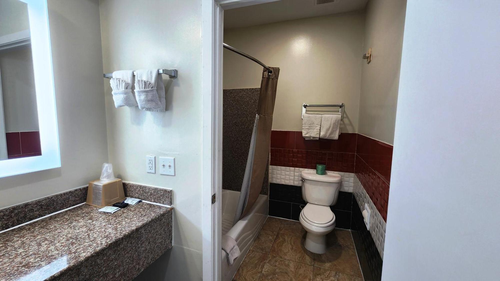 Scottish Inn & Suites Sam Houston Parkway المظهر الخارجي الصورة
