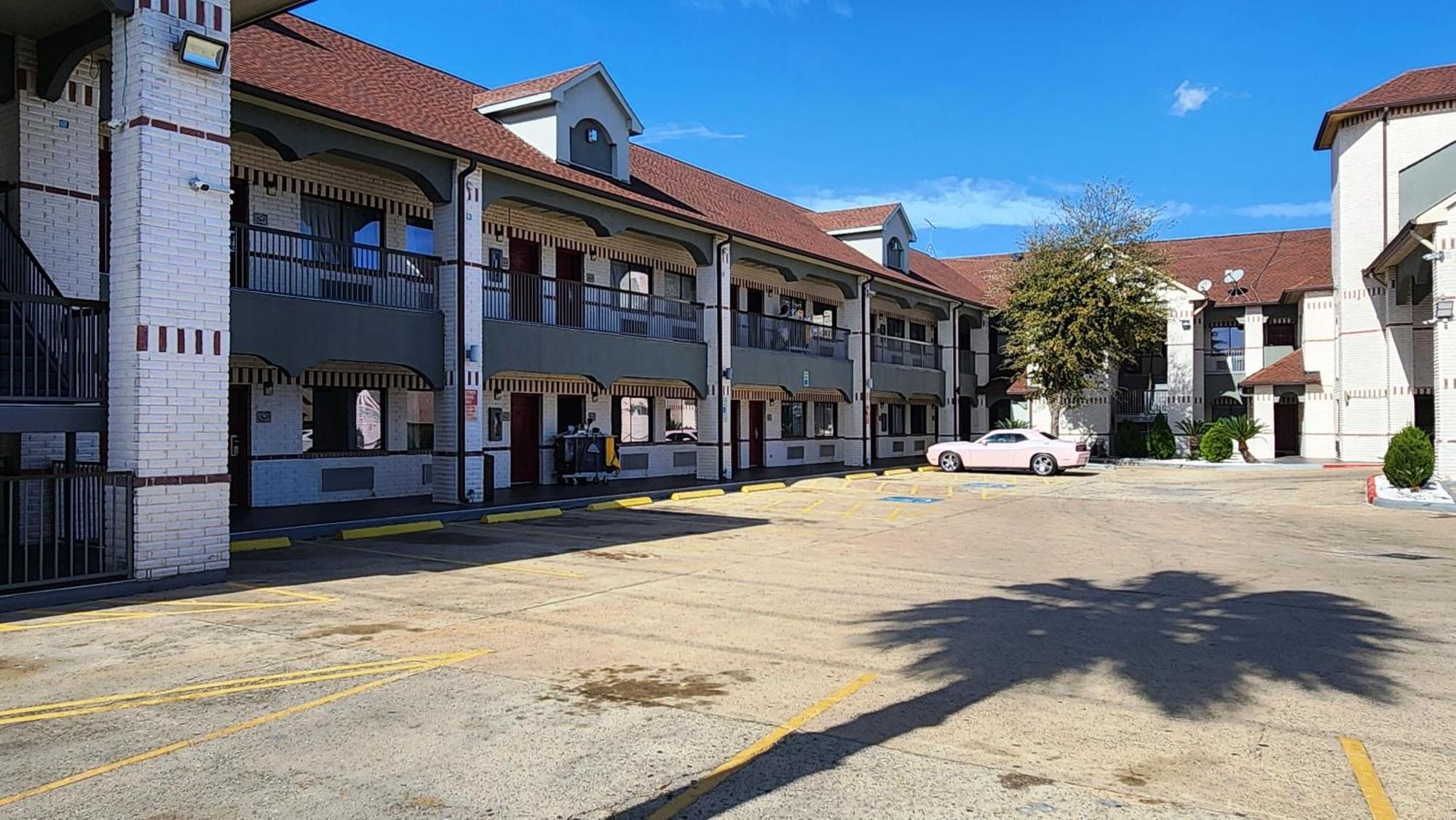 Scottish Inn & Suites Sam Houston Parkway المظهر الخارجي الصورة